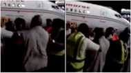 Murtala Muhammed Airport staff and passenger engage in dirty fight over money (video)