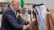 Hotuna dake yawo kan yanar gizo cewa Trump ya taka masallacin harami da takalmi, ga yadda abin yake