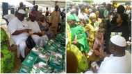 2019: Nigerian senator takes to the street to share N500 notes as 'dividends of democracy' (photos)