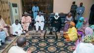 Aisha Buhari ta kai ziyarar ta'aziyya ga iyayen marigayi Baba-Ari (Hotuna)