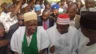 Gwamnan jihar Kano Abdullahi Umar Ganduje ya ziyarci mahaifiyar sanata Musa Kwankwaso a fadarsa da ke garin Madobi