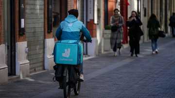 Food delivery app DoorDash agrees to buy peer Deliveroo