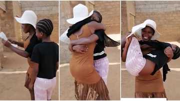 Overjoyed mother dances openly and lifts up her daughter who made 4 distinctions in school, video goes viral