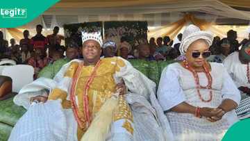 Al'umma sun taso Sarki da ya yi batan dabo a gaba yayin da matarsa ke sarauta