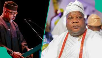 Gani ga wane: Gwaman ya raba Sarki da rawani, fadarsa kan tsunduma kansa a siyasa