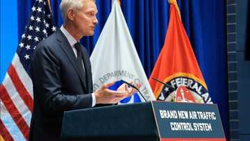 American Airlines shares fall on weak forecast