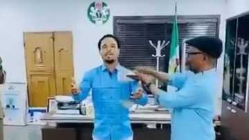 Bidiyon COS na gwamna yana watsa wa fasto kudi a ofishinsa ya janyo cece-kuce