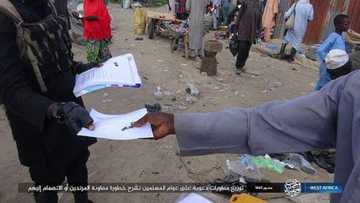 Hotunan takardun da ƴan ISWAP suka raba wa mutane a Borno suna gargaɗinsu game da kai wa sojoji tsegumi