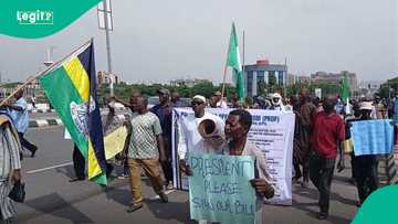 Bidiyo: Tsofaffin ƴan sanda sun rufe ƙofar shiga fadar shugaban ƙasar Najeriya