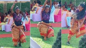 "Is she a snake?" Fine girl in native wrapper twists her waist gently in front of crowd, video stuns many