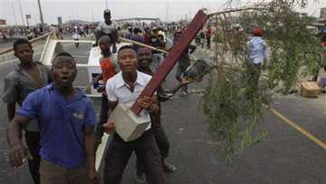 Tirkashi: Yadda fusatattun matasa a jihar Kebbi suka dinga sanyawa hotunan shugaba Buhari wuta