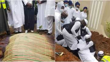 Hotunan yadda aka binne gawar Ajimobi a gidansa da ke Ibadan