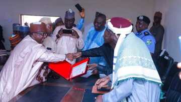 Zababben Gwamna Ya Karbi Satifiket Din Lashe Zabe, Ya Sha Wani Babban Alwashi