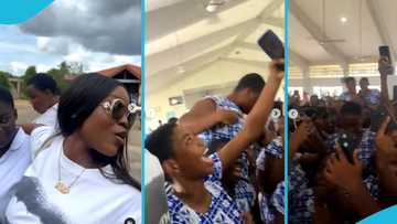 Gyakie visits sister in school: Video shows hundreds of high school students using phones