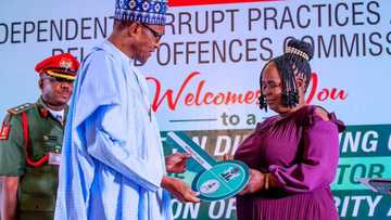 Buhari ya karrama wata tsohuwar mai shara a MMIA saboda gaskiya da rikon amanarta