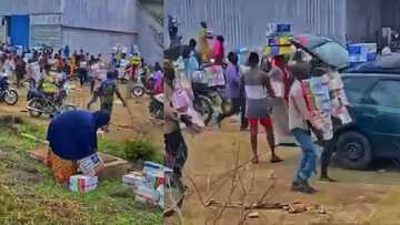 Da dumi-dumi: Bidiyon yadda matasa suka 'wawushe' kayan tallafin korona a Osun