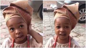 Baby represents her culture well, sings popular Yoruba song with sweet voice in video, Nigerians praise her