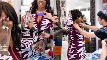2 oyinbo men help Tiwa Savage as she gets heavy customised diamond necklace, flaunts it with other jewelries