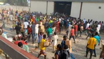 Bidiyon yadda matasa suka ci gaba da fasa rumbun ajiyan tallafin korona a Abuja, sun isa yankin Gwagwalada