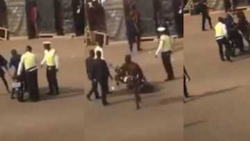 Lamari ya kai intaha: Dogarai sun yiwa Dan sanda dan karen duka saboda yaki bin dokar Sarauniya