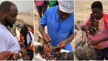 Shatta Wale come and see o: Reactions as Davido buys bracelets from hawkers by the beachside in Ghana