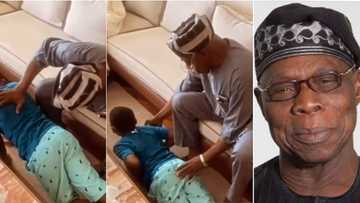 Bidiyon Obasanjo Yana Koyawa Jikansa Yadda Ake Dukawa Da Kyau Don Gaishe Da Manya