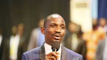 An kama wasu sanye da riga mai rubutun 'Buhari Must Go' a wata Coci a Abuja