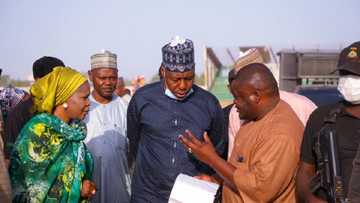 Hotunan Zulum yana gwangwaje 'yan gudun hijira da N200m da kayan abinci a Bama