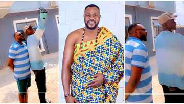 "I'm not scared jor": Odunlade Adekola Says as He meets man taller than him, holds him tight, video goes viral