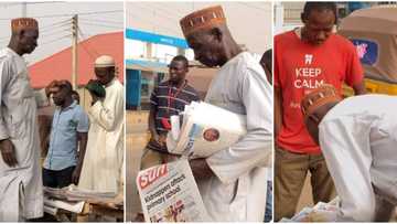 Na gina gida da daukar nauyin ‘ya’yana 15 - Dattijon da ya shekara 51 yana sana'ar sayar da jarida