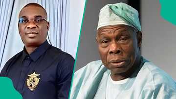 K1 De Ultimate prostrates fully on stage to honour Obasanjo at Oba's birthday elicits reactions