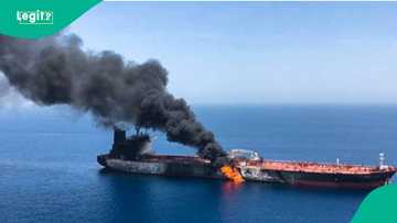 An ragargaji tankar gas din Amurka tana tafiya a teku, ta kama da wuta