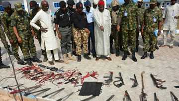 NAF ta yi bajakolin makamai da ‘yan bindigar da ta kama a Kaduna, hotuna