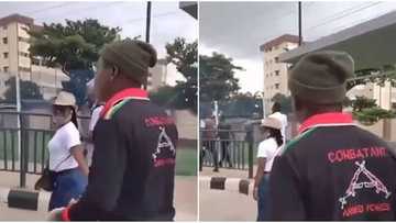 Da ɗuminsa: Ɗan sanda ya shiga sahun zanga zangar ruguza rundunar FSARS