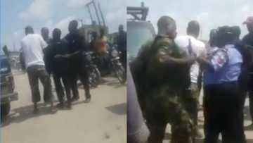 Bidiyo: A garin neman cin hanci dan sanda ya fasawa soja kai