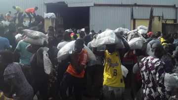 Bidiyo da hotunan yadda matasa suka yi warwaso kan kayan tallafin korona a Legas