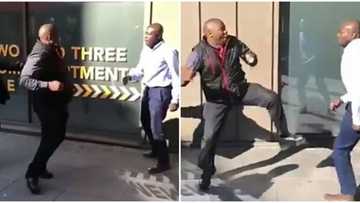 2 Nigerian bus drivers break into a fight on the streets of London (video)