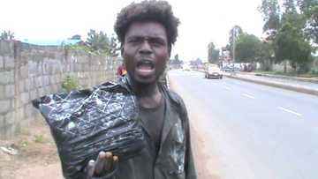 Wani mahaukaci ya yi wa'azi tare da jawo hankulan mutane a kan fastocin karya