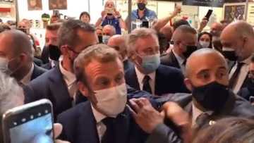 An kuma, wani mutum ya jefi Shugaban Faransa, Emmanuel Macron da ɗanyen ƙwai