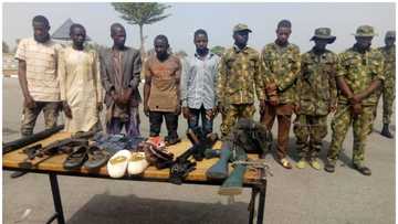 Kaduna: Sojoji sun kama wasu masu amfani da kakin soji wajen garkuwa da mutane, sun kubutar da mutane 28 (Hoto)