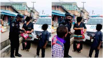 Lagos policemen found lady's purse containing N115,000 and expensive smartphone; see what they did with it (photos)