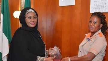 Aisha Buhari ta karrama wata budurwa da ta nuna kyakyawan hali, hoto