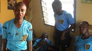 Hotunan Alƙalan Wasa Da Fusatattun Ƴan Kallo Suka Lakaɗawa Duka Har Suka Zubarwa Wani Haƙoransa