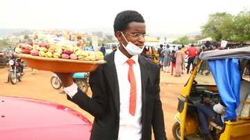 Bidiyon wani matashi da sai da ya shirya tsaf kamar zai tafi ofis ya dauki tallan Goro