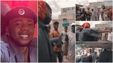 Young man goes to bus park in Port Harcourt, raps sweet song, entertains passengers