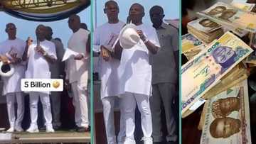 "Who be this man?" Anambra billionaire shares N5 billion at event, video causes frenzy online