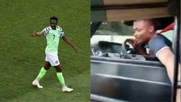 Bidiyon Ahmed Musa yana kyautar kudi ga wasu tsala-tsalan ‘yan mata yayin da yake tuka motar G Wagon na N100M