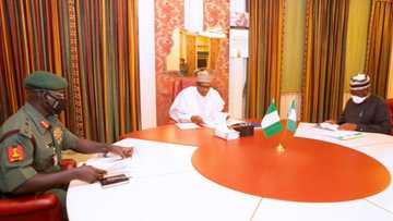 Yanzu Yanzu: Buhari ya shiga bayan labule da Buratai a fadar Aso Rock