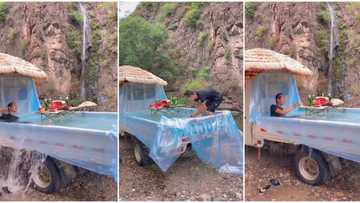 "Enjoyment no pass this": Creative man uses big nylon to turn pickup car into a swimming pool, video trends