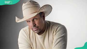 Who are Garth Brooks' siblings and the parents behind his upbringing?